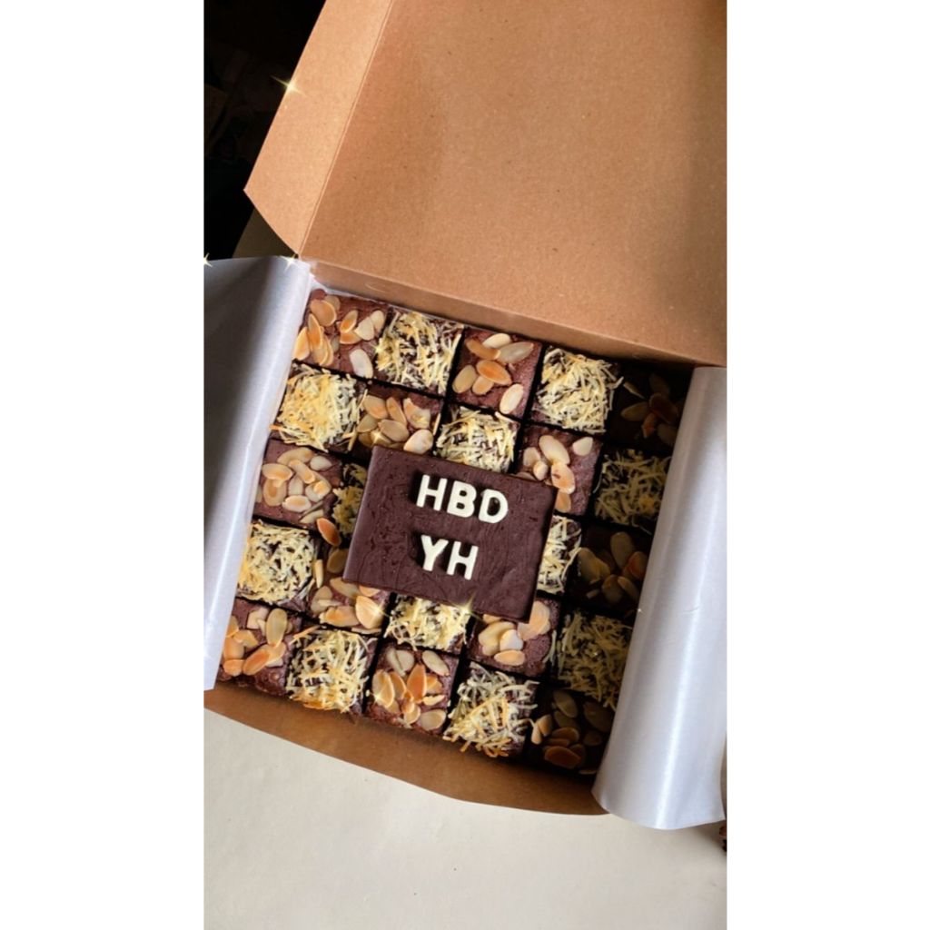 

Brownies mini lembut dengan topping lucu dan ucapan HBD.
