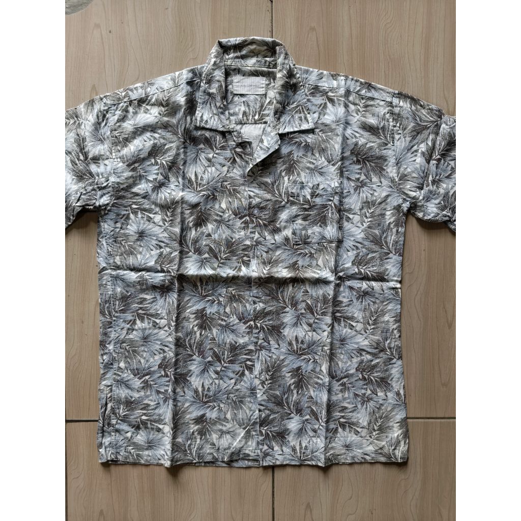 Kemeja Motif Merek YSK Company Motif Daun Warna Abu Bahan Katun Tebal Kerah Open Collar Size XL Leng