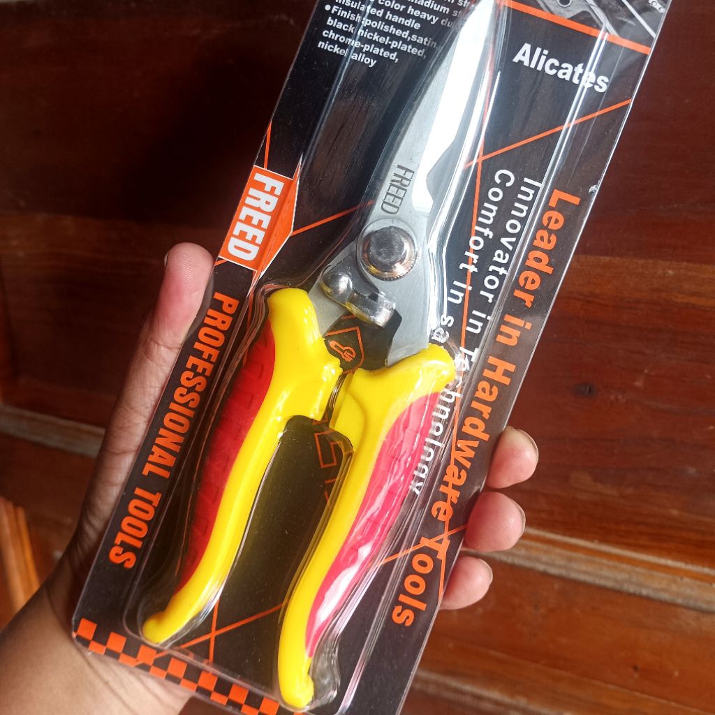

Gunting multifungsi baja ringan FREED original