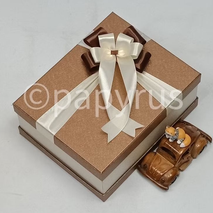 

PAPYRUS Sandwich 20x25 Tinggi 10cm Kotak Kado Gift Box V1