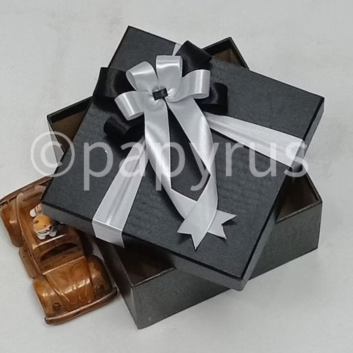 

PAPYRUS 17,5x17,5 Tinggi 10cm Kotak Kado Gift Box V3