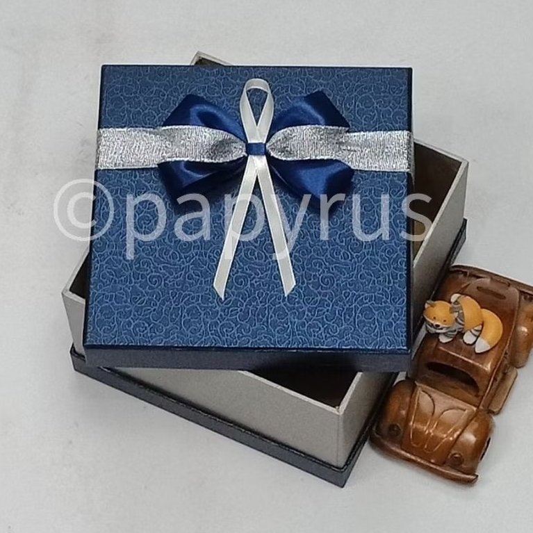

PAPYRUS Sandwich 17,5x17,5 Tinggi 10cm Kotak Kado Gift Box V2