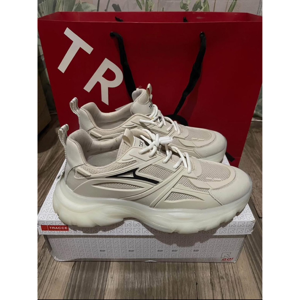 PRELOVED SEPATU SNEAKERS PRIA SIZE 42/43 TRACCE DAFFIN WHITE