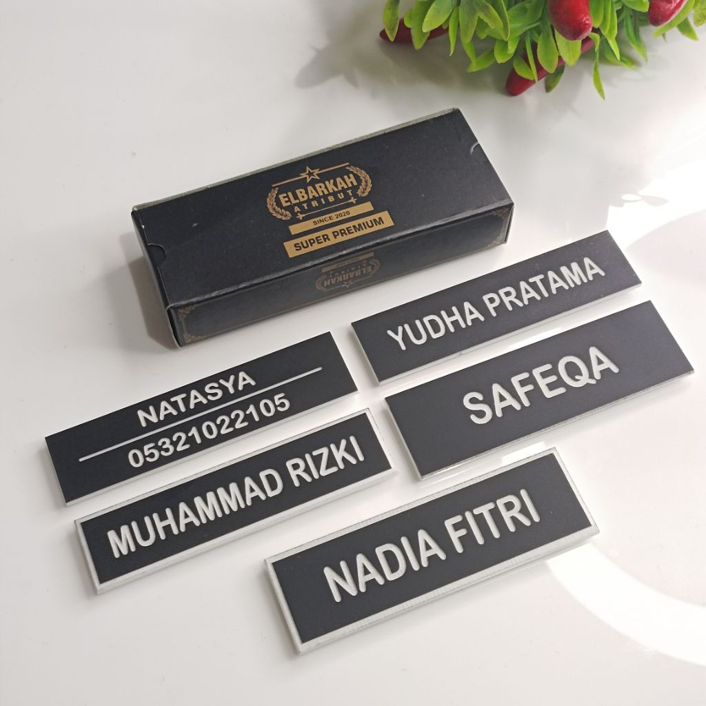 

NAME TAG/PAPAN NAMA MAGNET/PENITI/PAKU FULL AKRILIK HITAM DOVE/LIS PUTIH #1