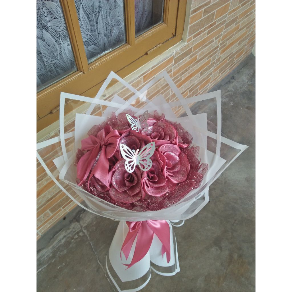 

Round Buket Pita Satiin isi 10 tangkai