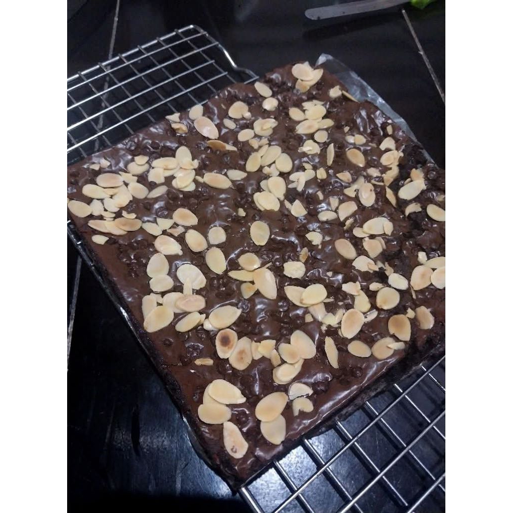 

Brownies Fudgy Coklat Almond Premium