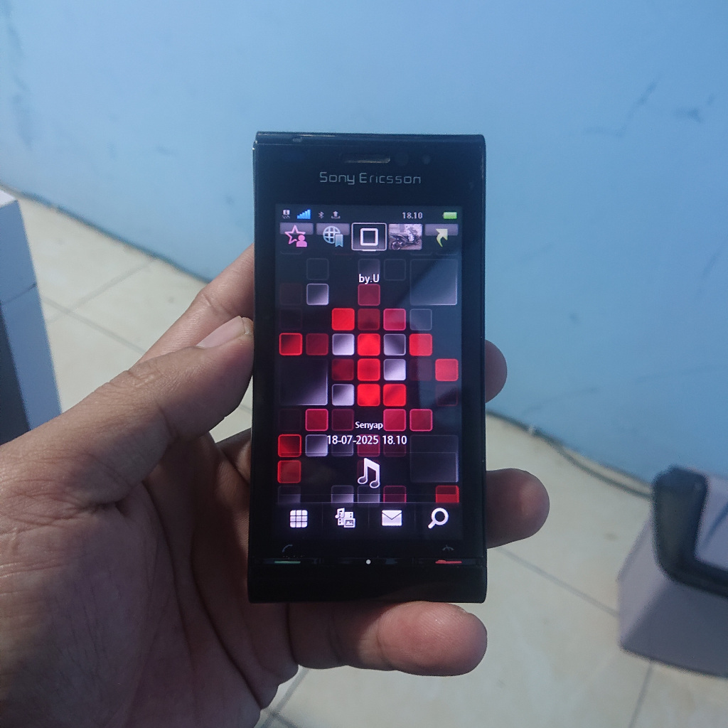 Sony Ericsson U1i Satio mulus terawat Kamera 12MP + LED + Xenon Flash