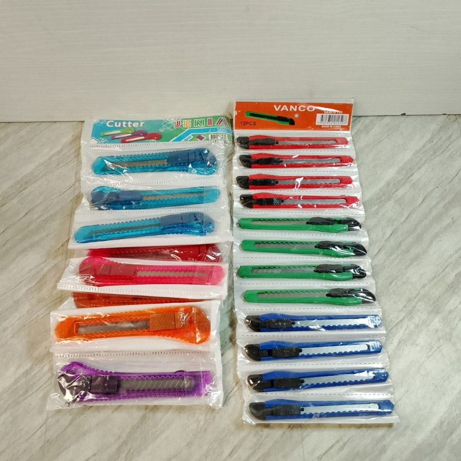 

Cutter Besar dan Kecil TM Warna (1LUSIN)