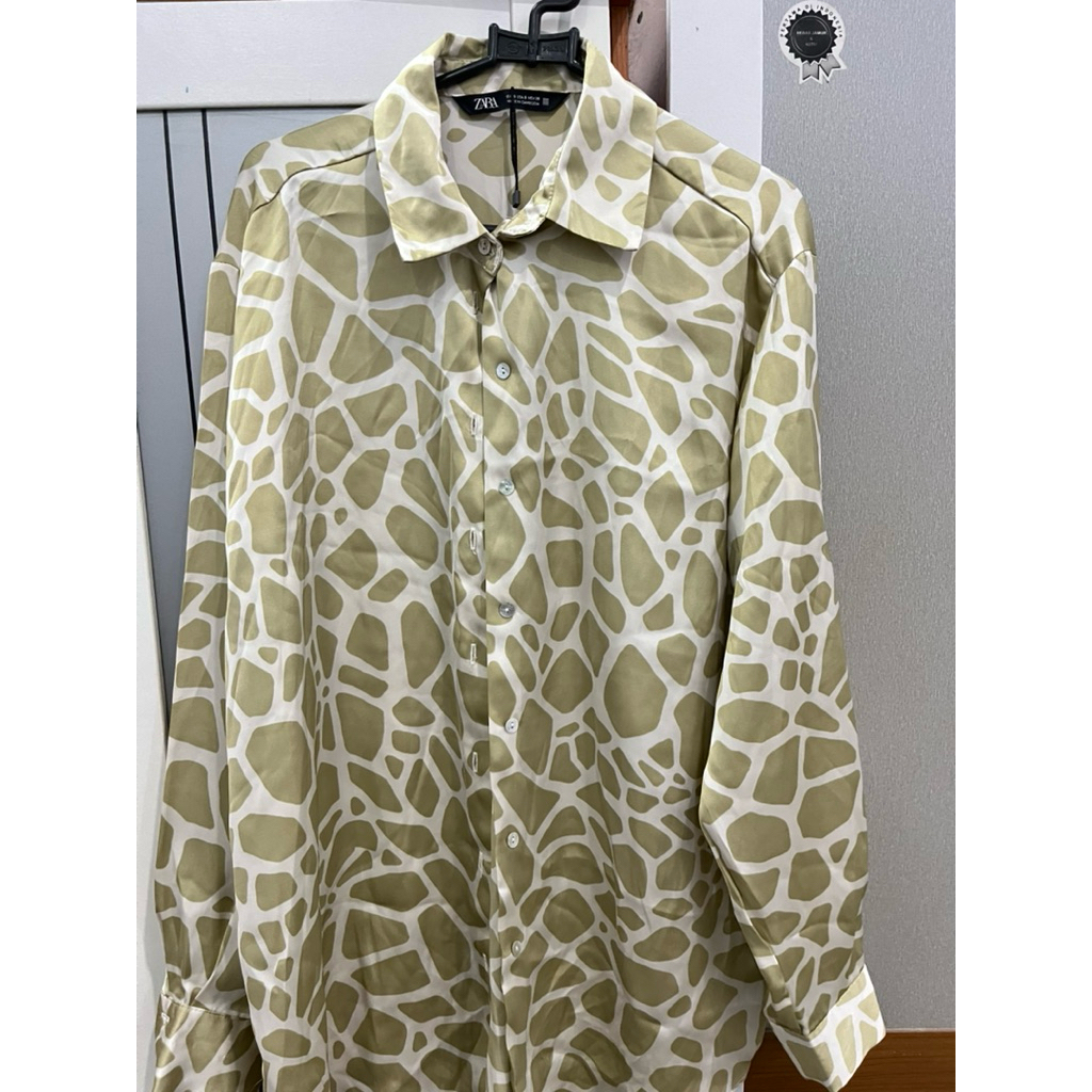 kemeja satin Zara