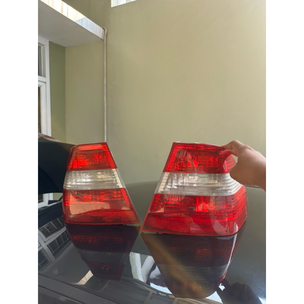 Lampu belakang bmw e46