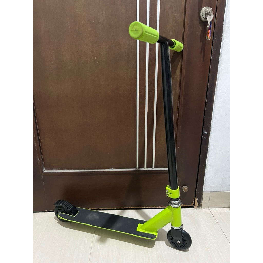Scooter Freestyle Hitam Hijau neon Roda Dua Dewasa Anak Kecil Skuter Bekas Murah Rem