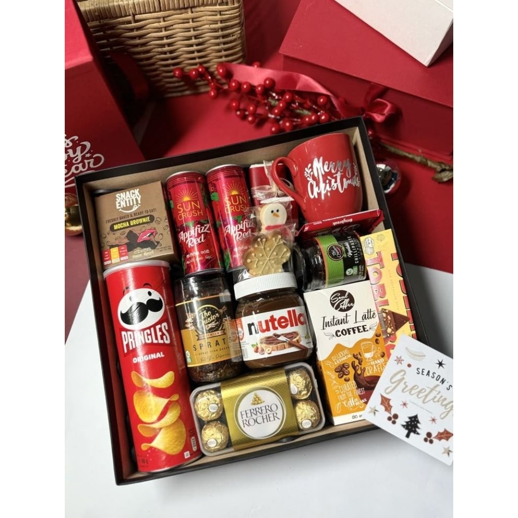 

Box C Paket 4. Gelas Christmas + Pringles + Coklat Ferrero + Coklat Nutella + Coklat Silverqueen + Pepero + Marsmellow + 2 Kaleng Minuman Sarsi + Kartu Ucapan. Hampers Edisi Natal.
