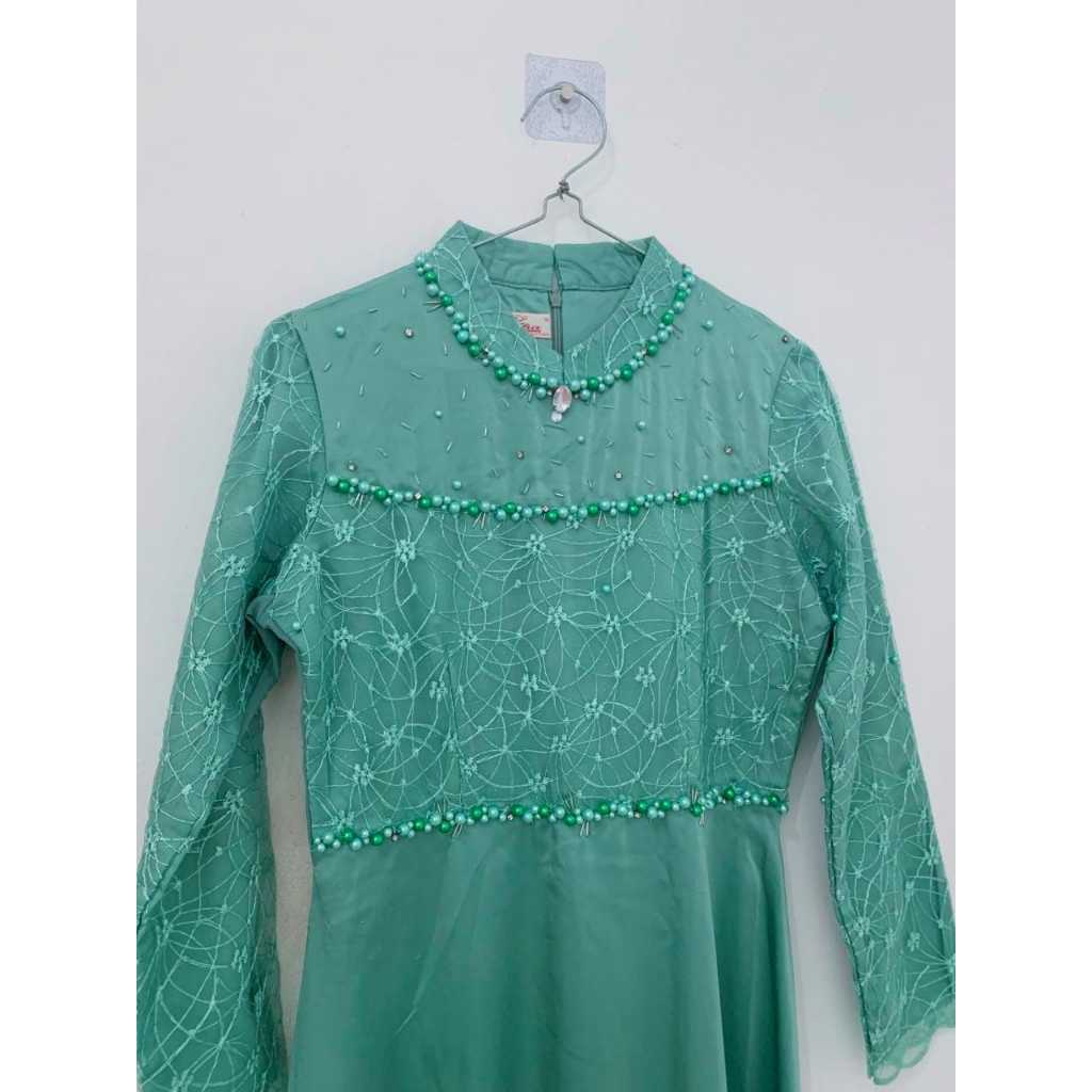 gamis pesta mewah dengan manik manik warna hijau sage