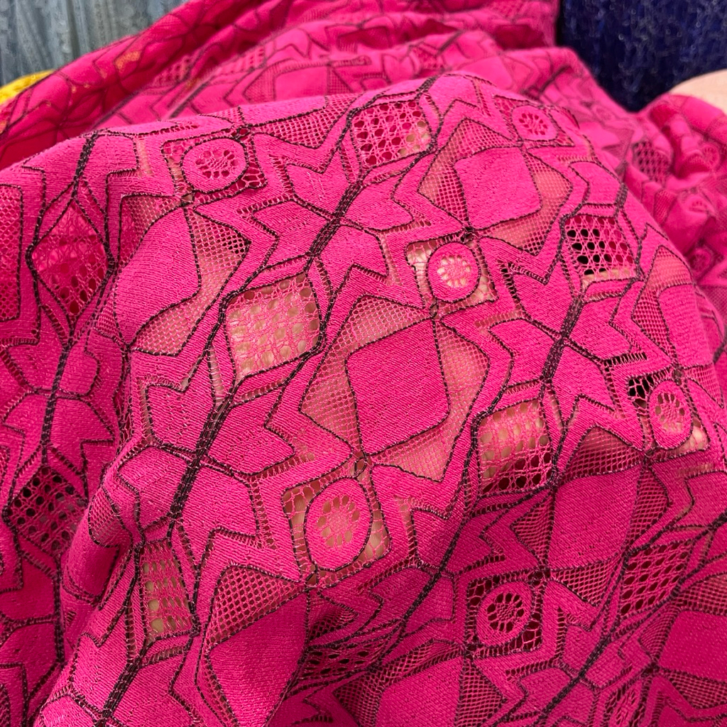 kain semi prada  - warna pink fanta - kain katun brokat motif bunga premium - kain brokat premium au