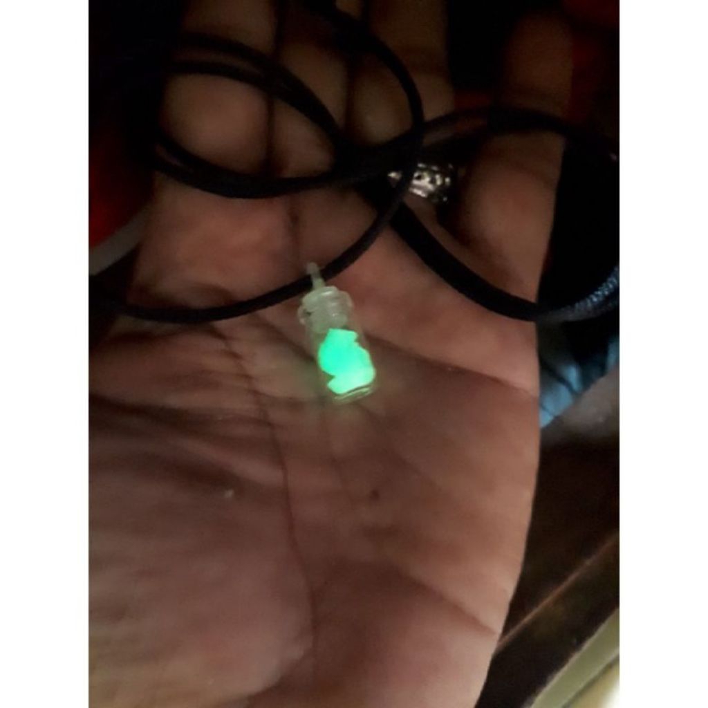 kalung tali hitam botol liontin batu posfor menyala dalam gelap