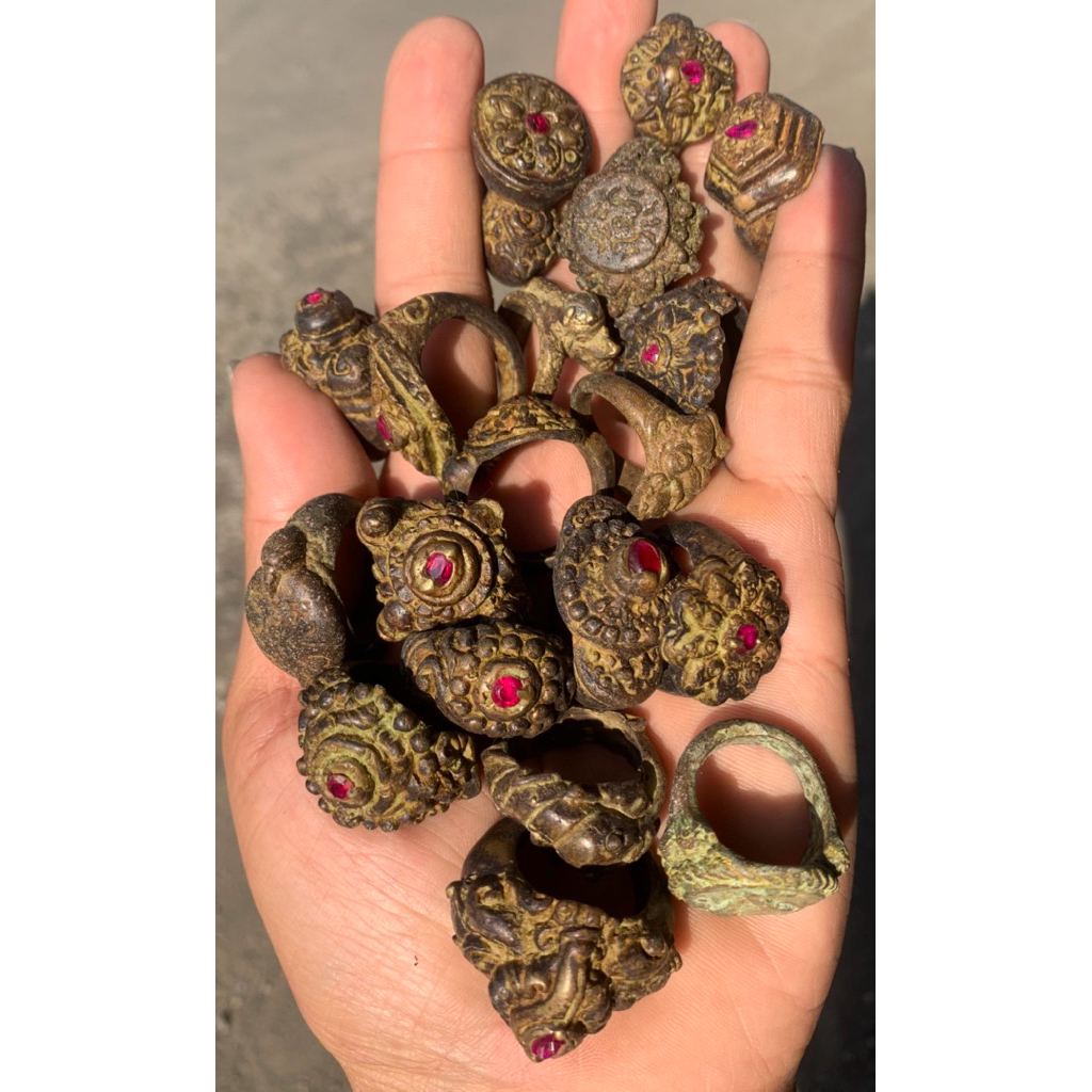 cincin temuan kuno kerajaan majapahit random