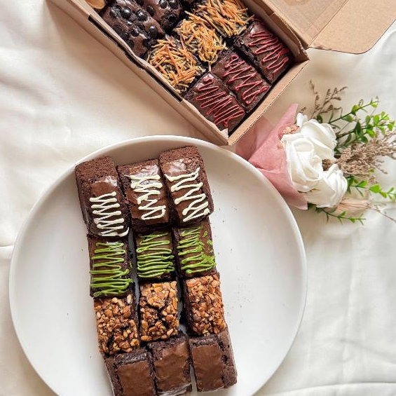 

FUDGY BROWNIES DARK CHOCOLATE SIZE 20 X 10 (AIO TASTY DAZE)