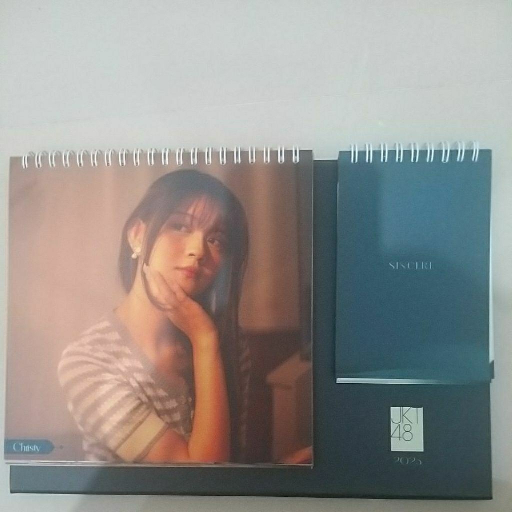 

Kalender official A GAZE OF DREAM jkt48 official . versi SINCERE