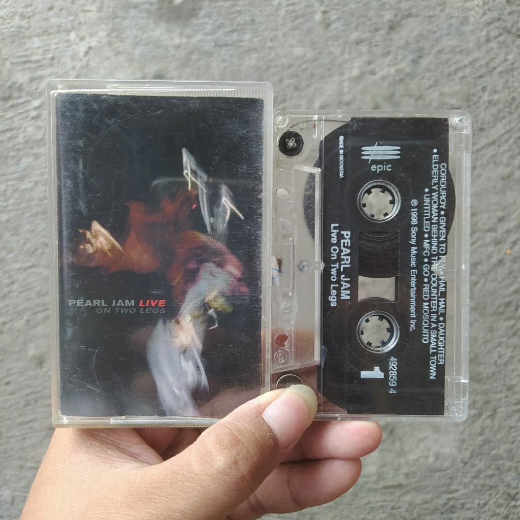 Kaset Pita Pearl Jam - Live On Two Legs