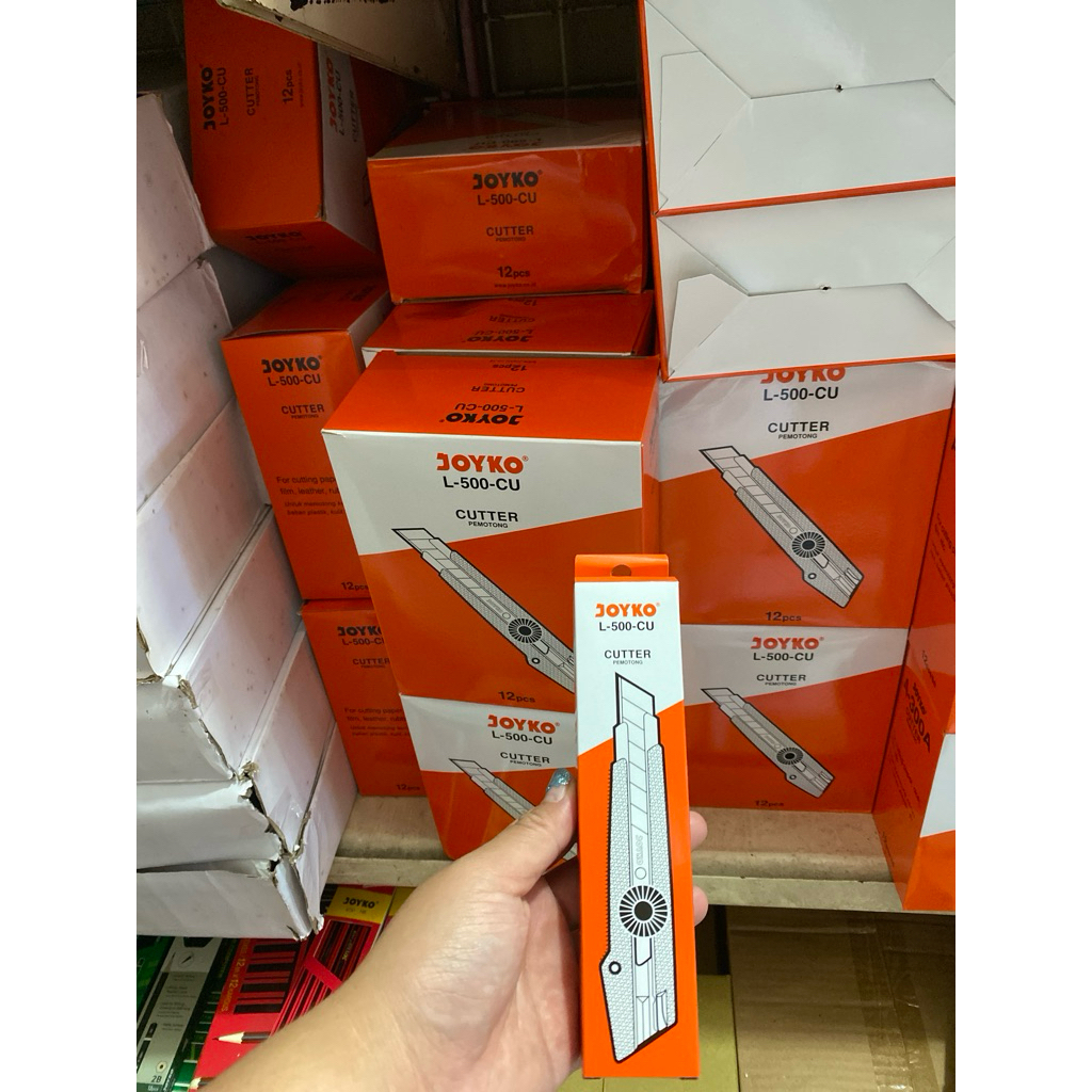 

PISAU CUTTER BESAR JOYKO L-500 CU BESAR BOX (isi 12 PCS)