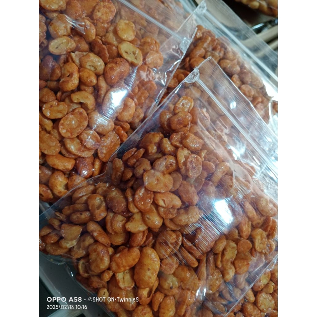 

kacang koro kupas pedas