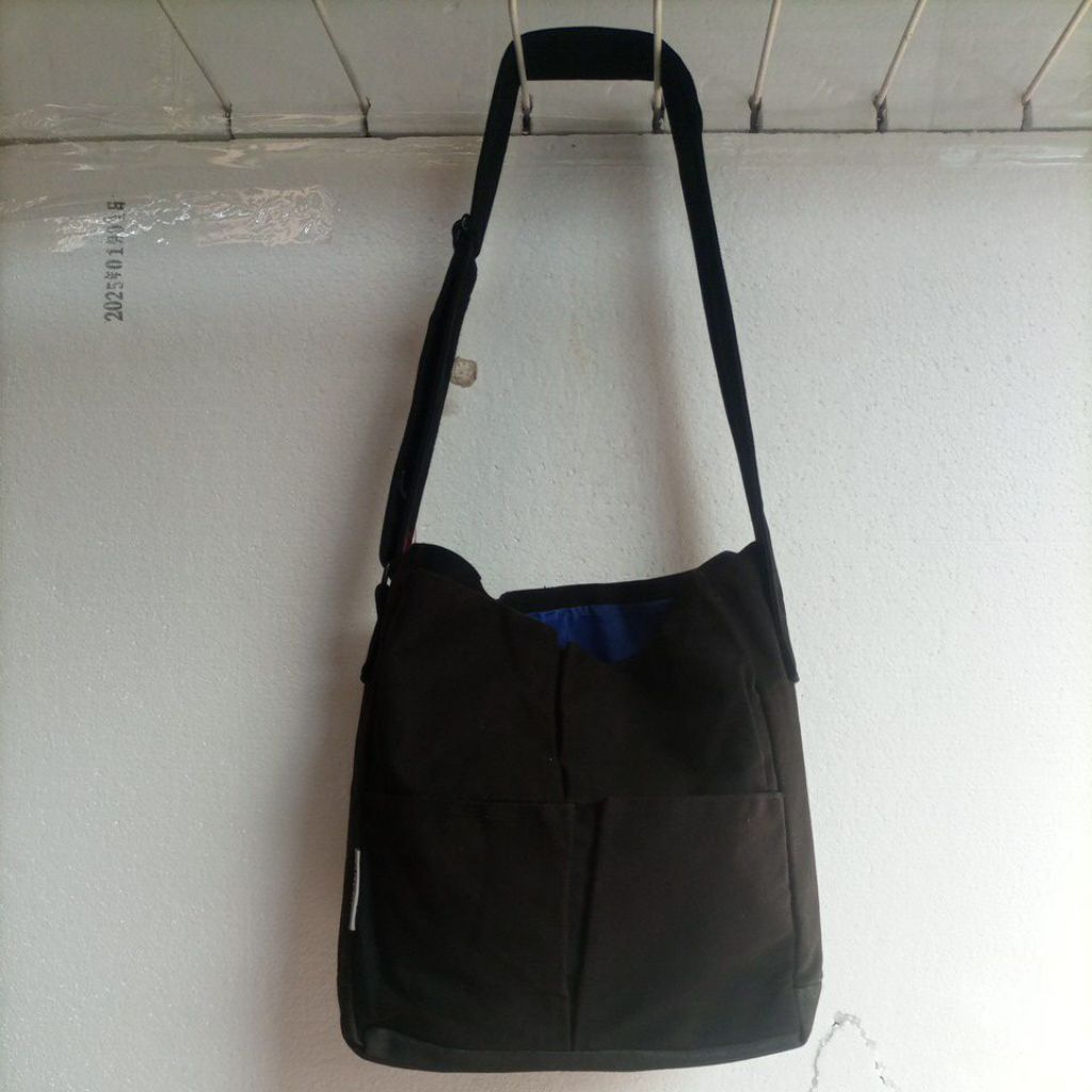 

Dyson Canvas bag-alas-29x12cm-tinggi-32cm-preloved