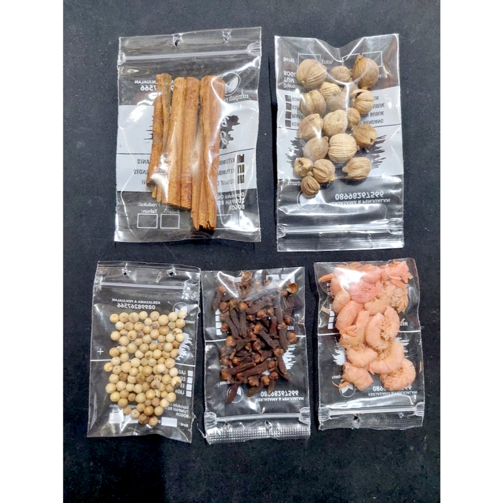 

Ketumbar bulet, lada bulet, kayu manis, kapu laga, cengkeh, ebi atau udang kering