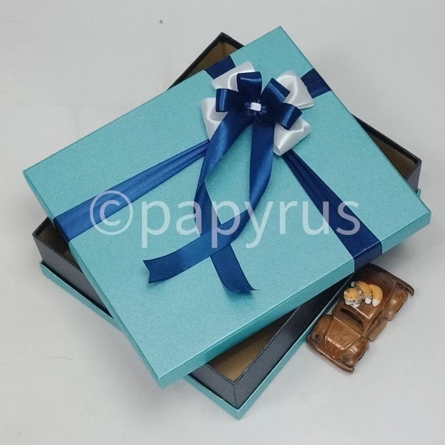 

PAPYRUS Sandwich 35x40 Tinggi 8cm Kotak Kado Gift Box Hadiah V3