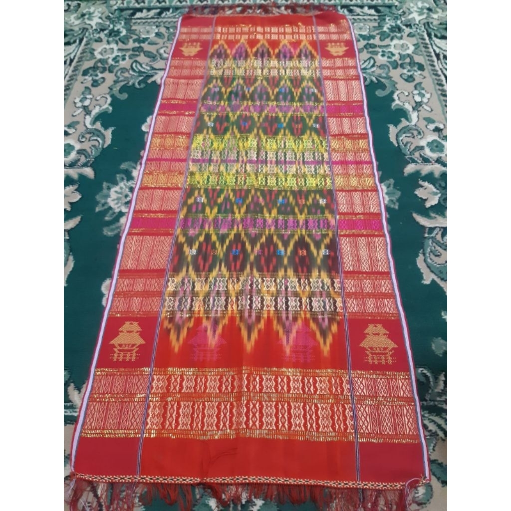 Uis Nipes Karo Sutra Merah Rumah Adat