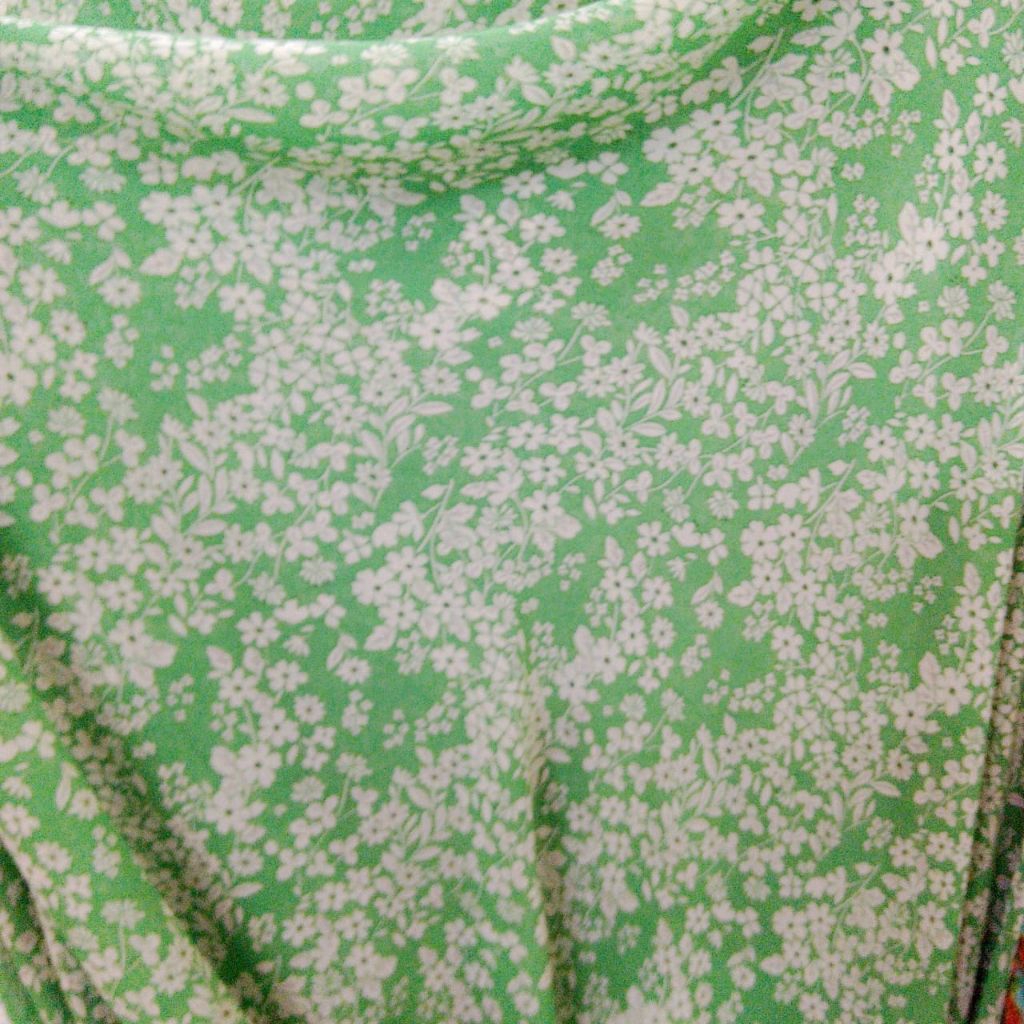 Kain Sifon Motif Bunga Kecil Putih – Warna Dasar Hijau Segar (Harga Kain Per½ Meter)