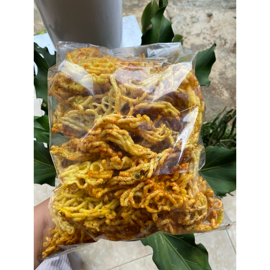 

KERUPUK MIE PEDAS DAUN JERUK 250 GR (RENYAH)