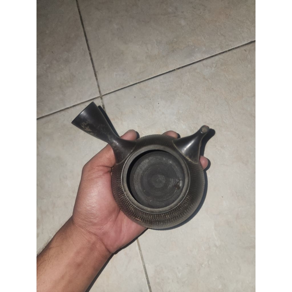 barang kuno antik logam atau keramik peninggalan mbah