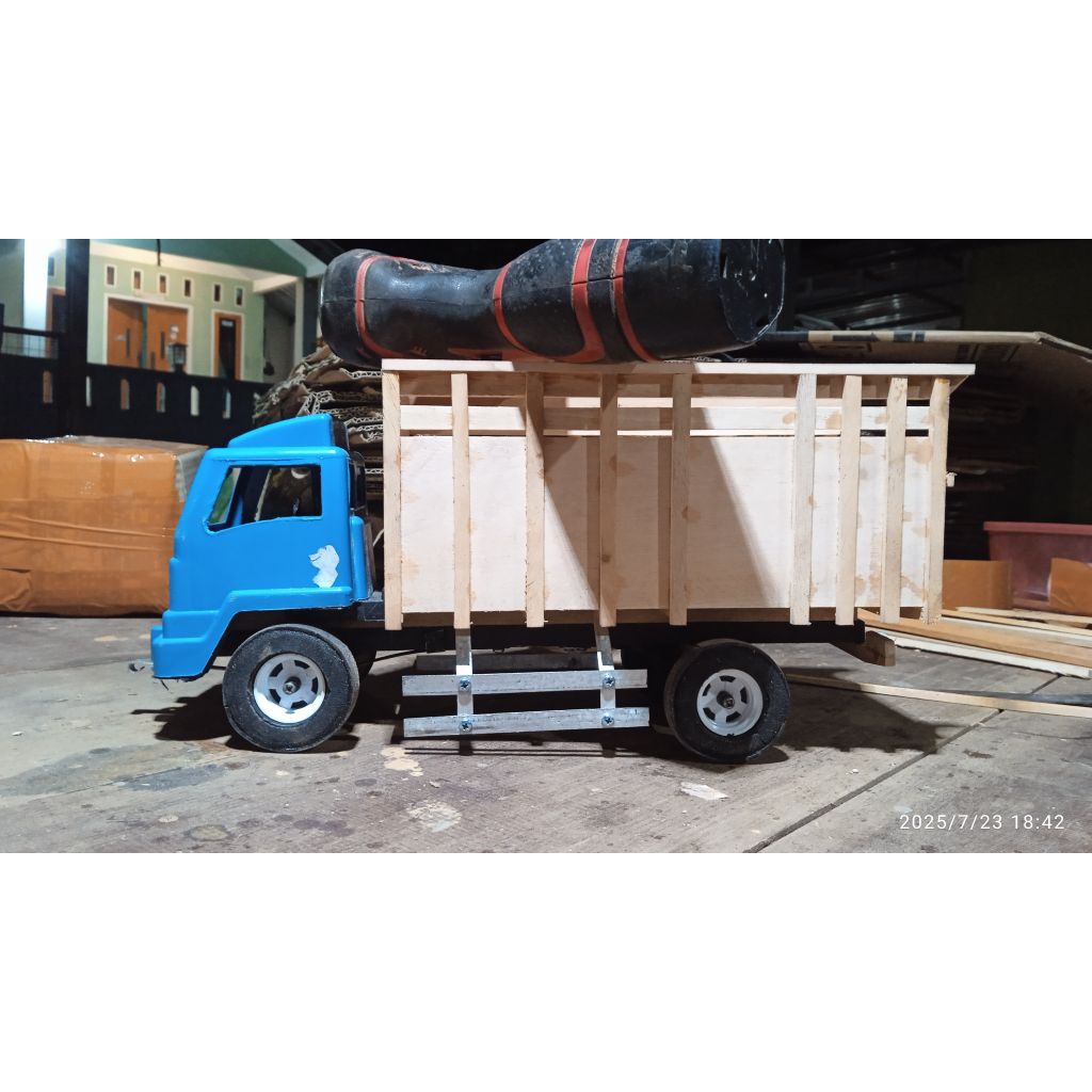 miniatur truk plastik oleng parah