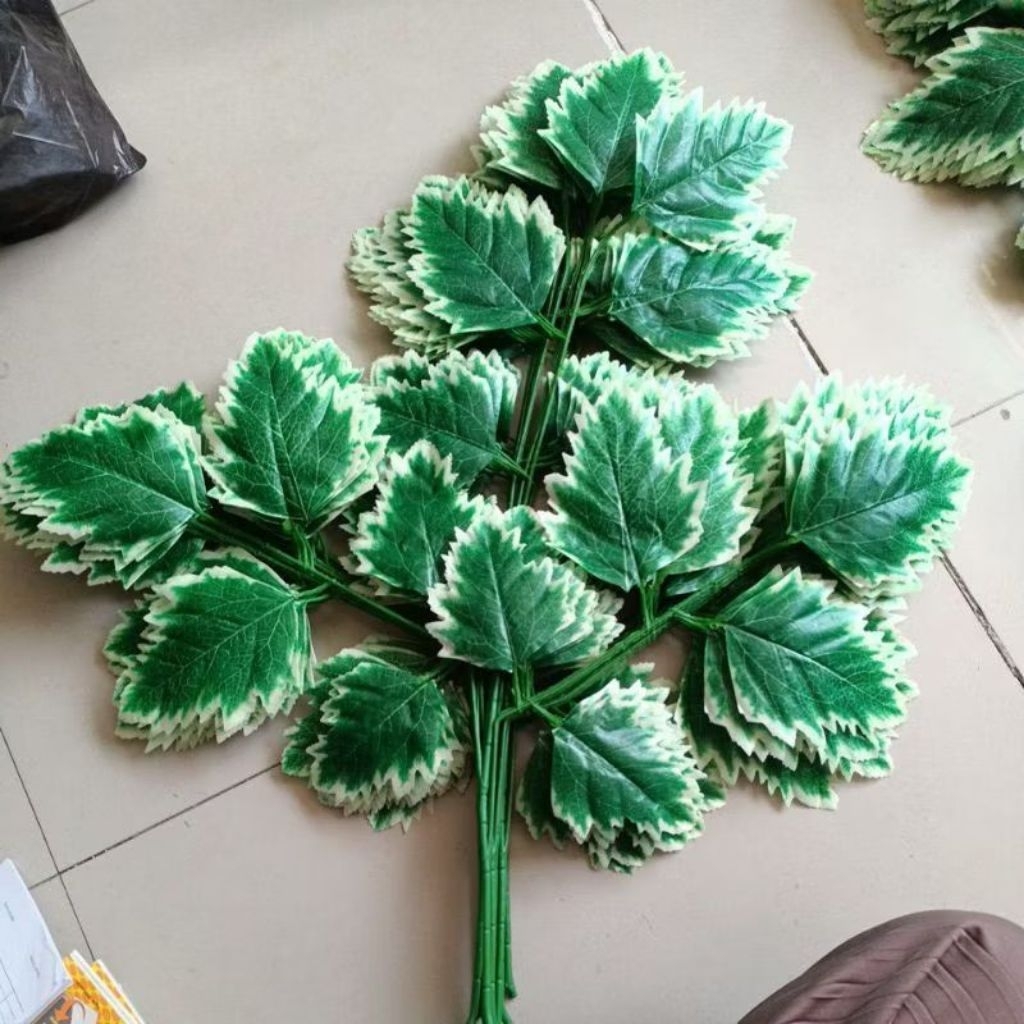 Daun Dekorasi Dinding Daun Plastik Import Daun Artificial Hijau Putih 80cm x 85cm Cocok Untuk Dekora