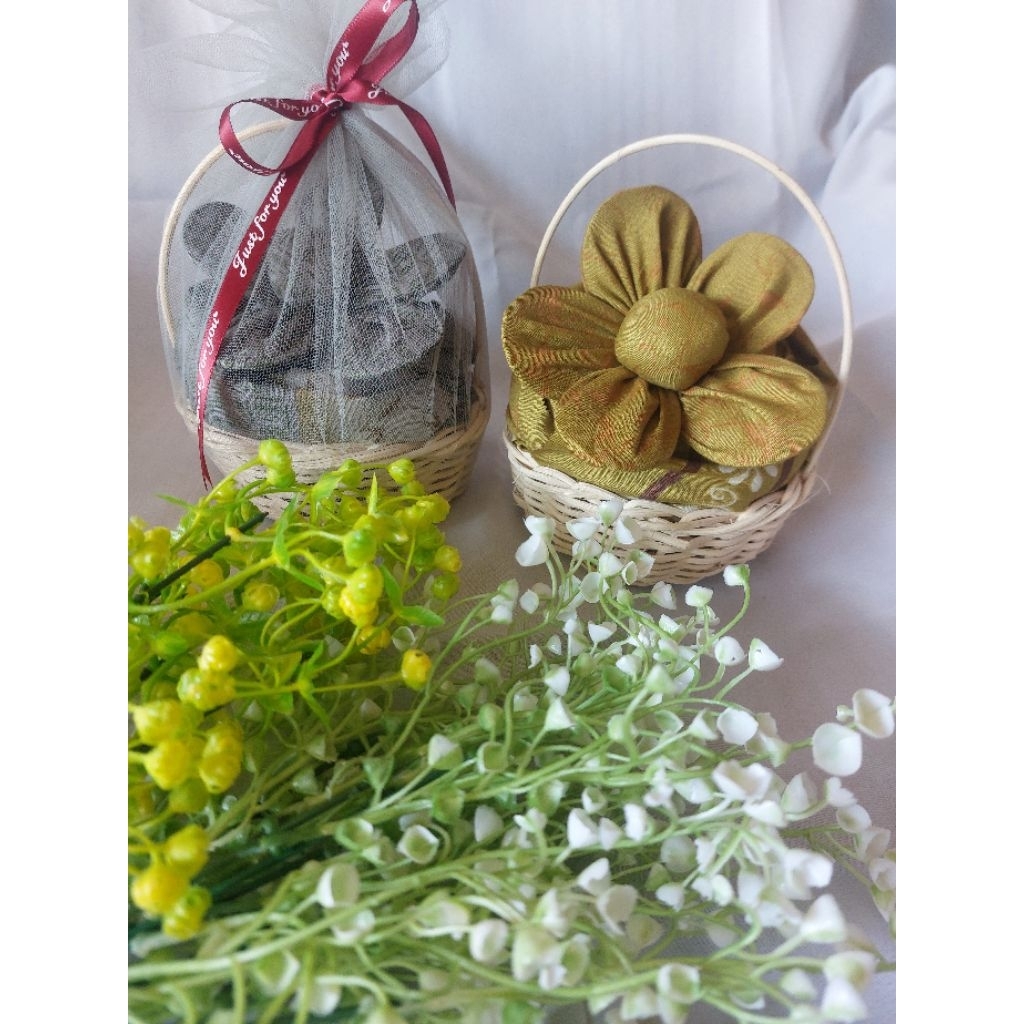 Gift hijab keranjang rotan souvenir / kado unik untuk guru, hari ibu / kado wisuda, pengajian / krea