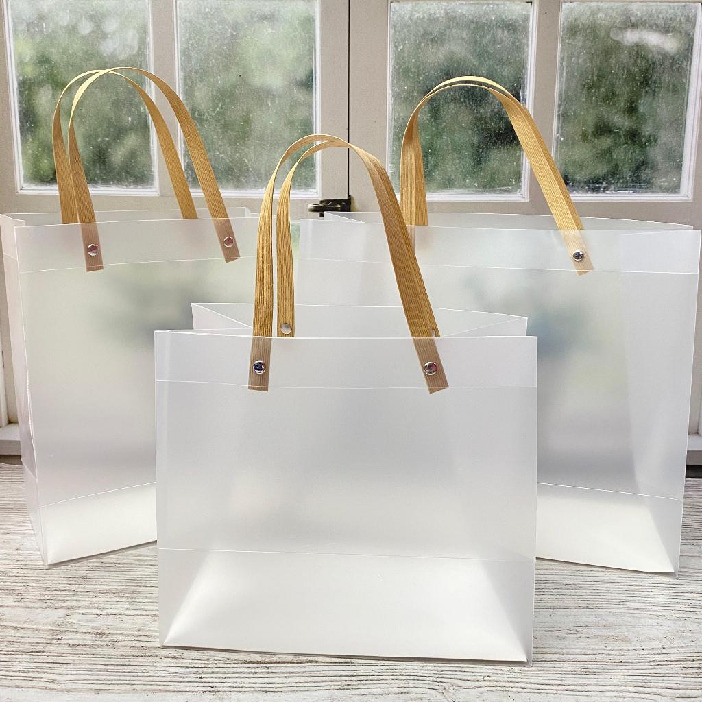 

Terbaru Goodiebag Gagang Kayu Tas Mika Doff Tas Belanja Tas Hampers Tersedia Banyak ukuran Bahan Tebal Awet Kualitas Terbaik