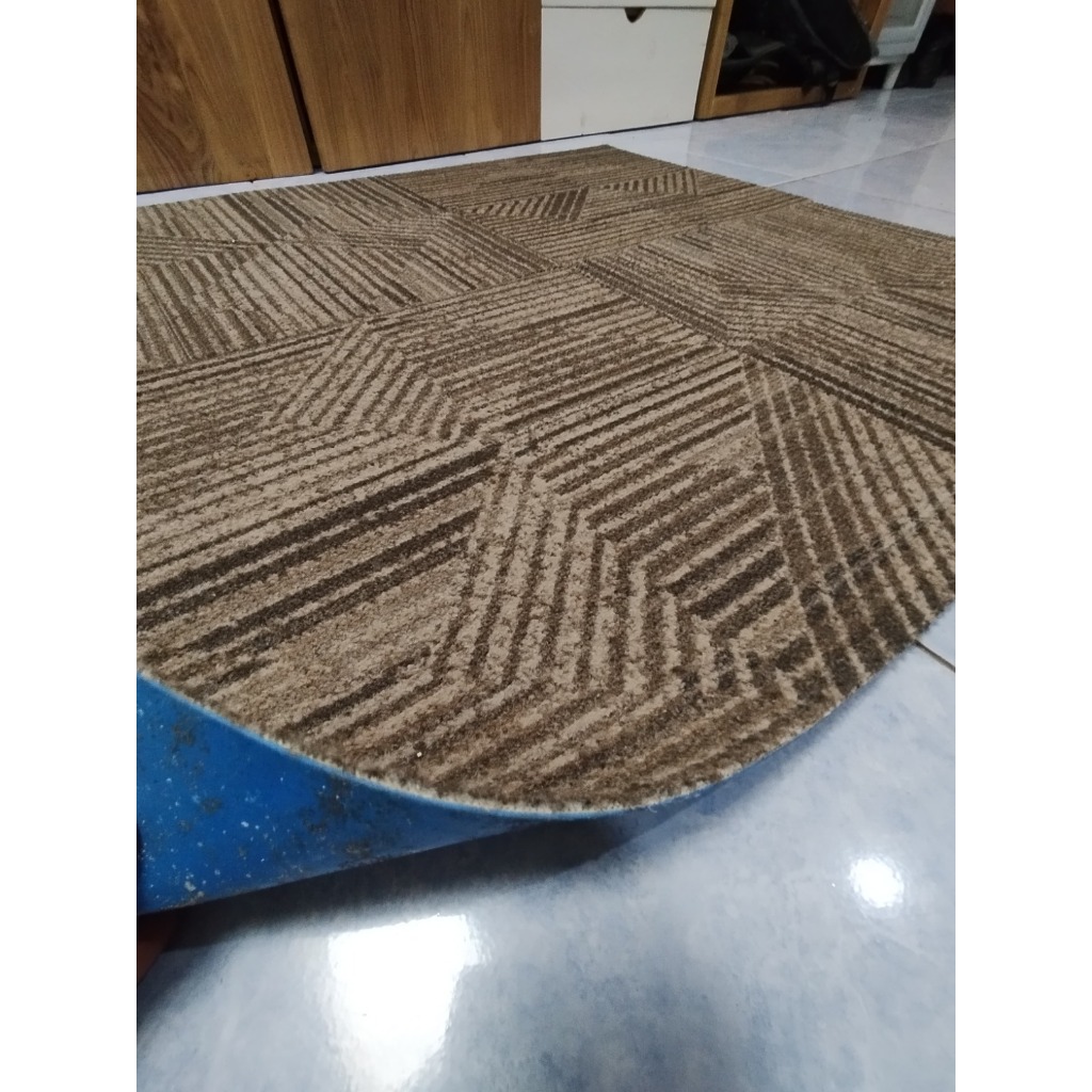 Karpet tile bekas 50x50