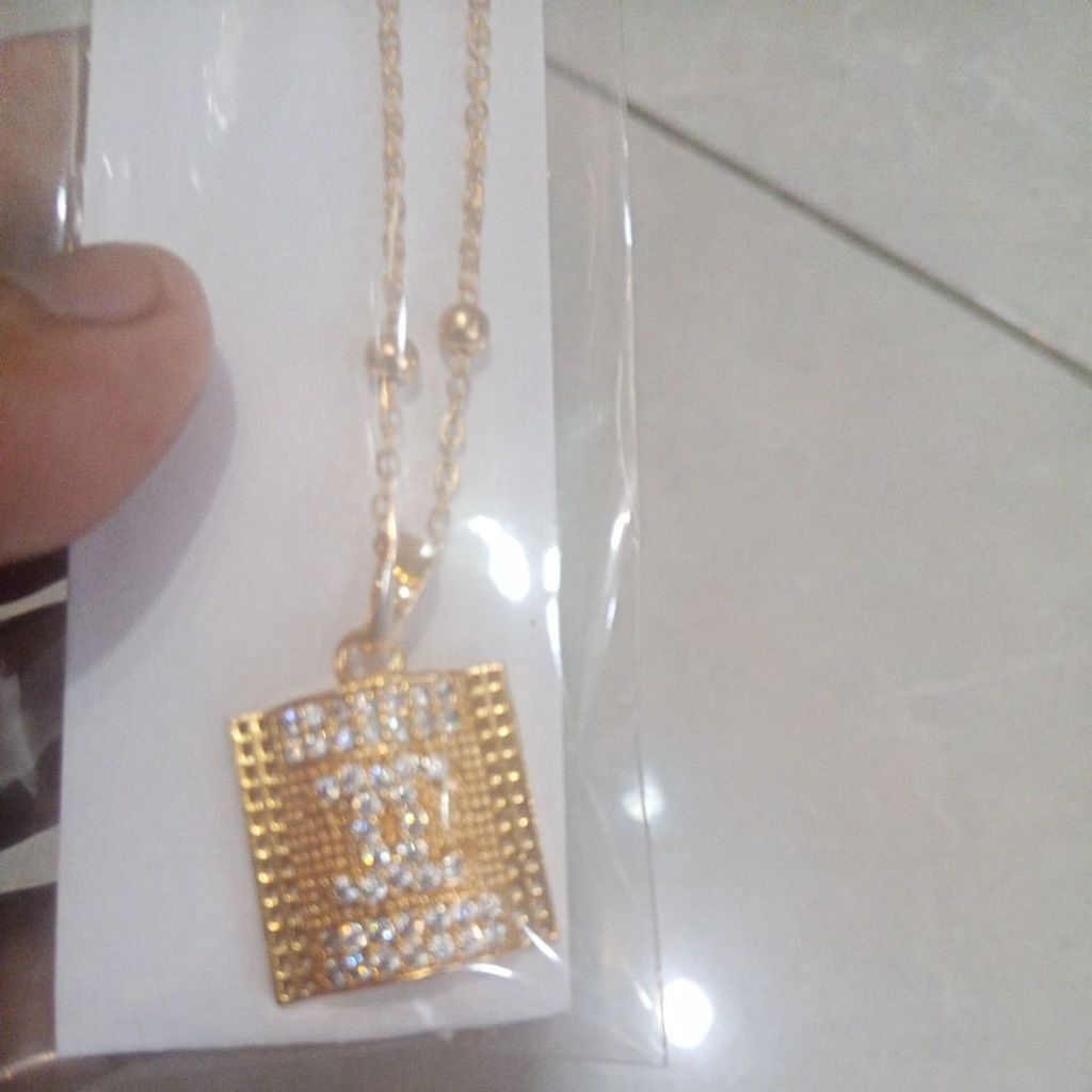 kalung mainan warna emas wanita dewasa