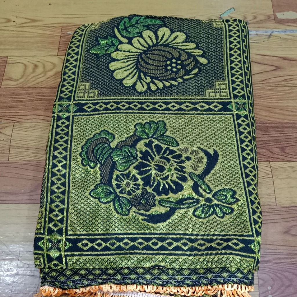 Hambal rajut benang emas ukuran 180×250