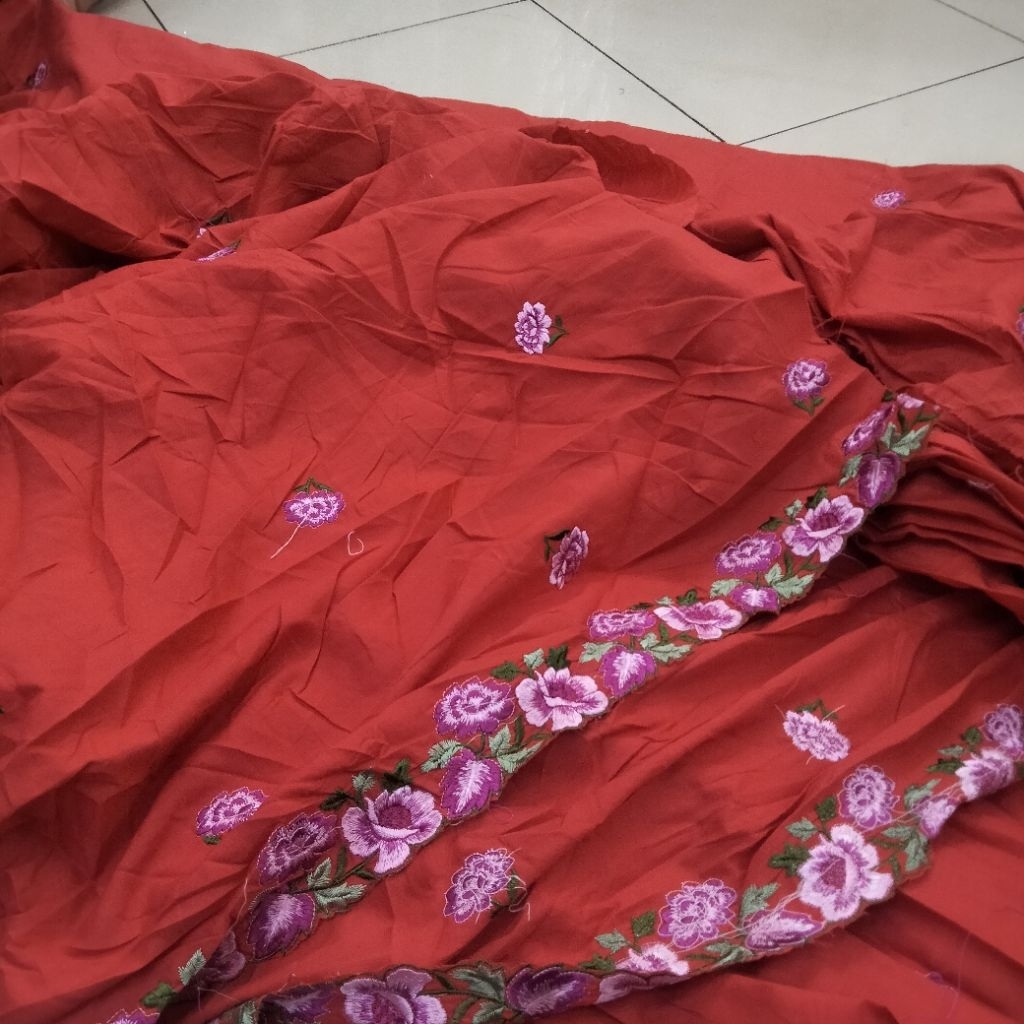 KAIN KATUN BORDIR PINGGIRAN MOTIF BUNGA