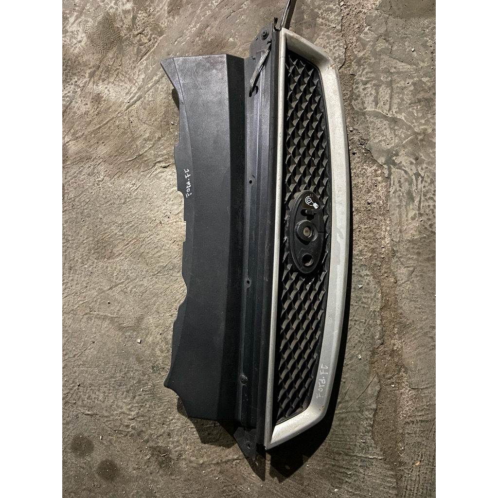 gril depan ford focus mk 2