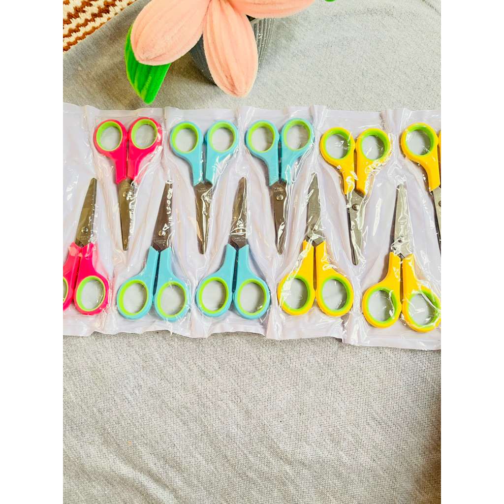 

Gunting ukuran sedang