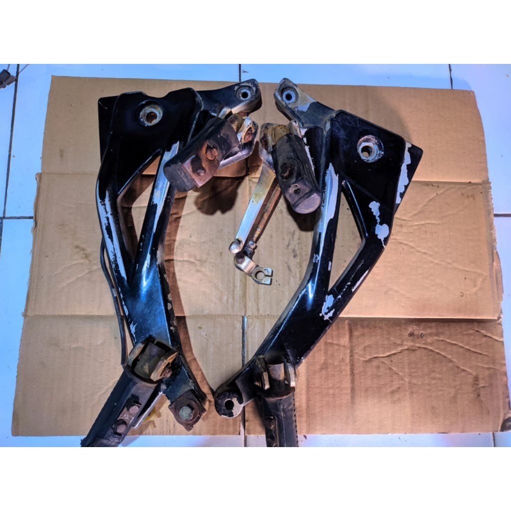 Bustep Belakang pijakan kaki bajaj Pulsar 180 CC Original Cabutan