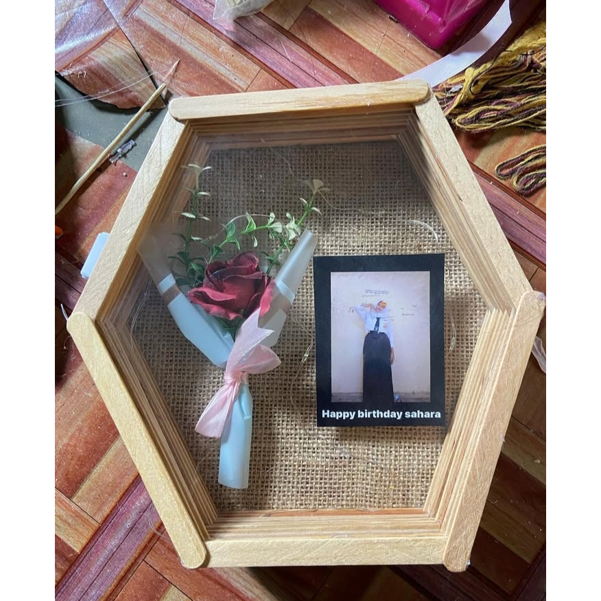 Hexa stick flowers in frame | Frame foto | diy foto | kado unik ultah | hampers wisuda | Hampers | k