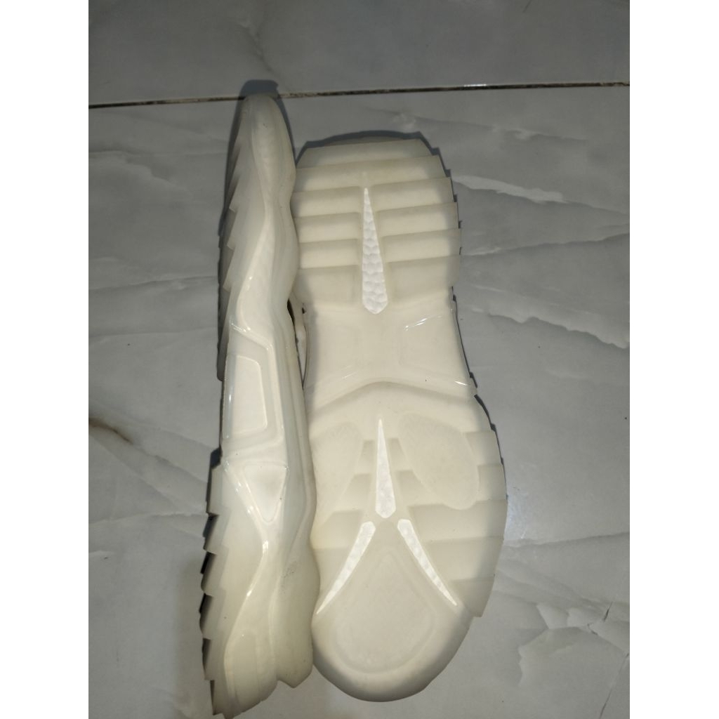 autsol sepatu running size 47