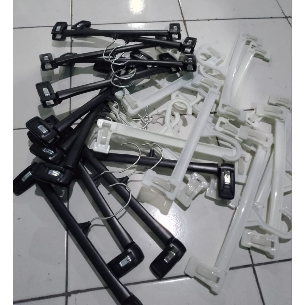 GANTUNGAN JEPIT CELANA