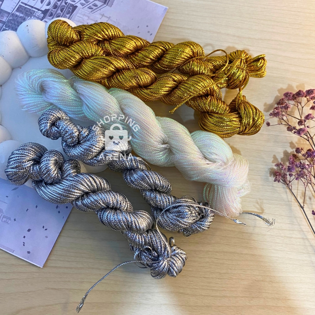 

Tali Souvenir Kepang Metalik Gold Silver White Benang Metallic Hang Tag Serbaguna Pembungkus Makanan Kado Oleh-Oleh Temali Ikatan Emas Perak Berkilau Kuat Mewah Elegan Kor Suvenir Gantung Hadiah Per Roll Ikat Bingkisan Shopping Arena Malang