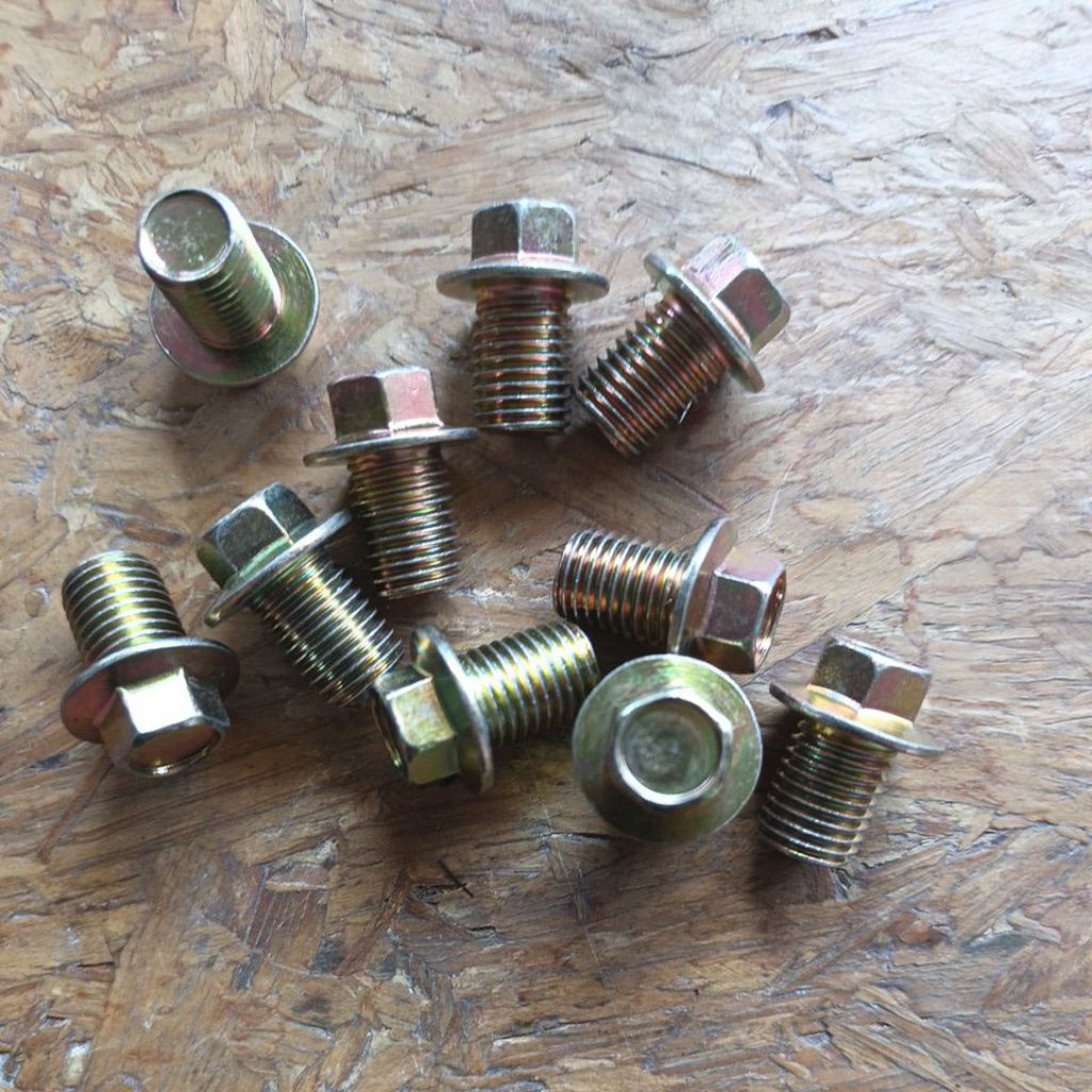 Baut tutup oli bawah motor beat