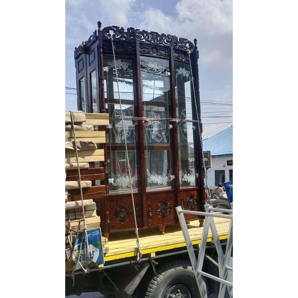 Lemari Kaca Crystal 3 Pintu Jepara Ukir