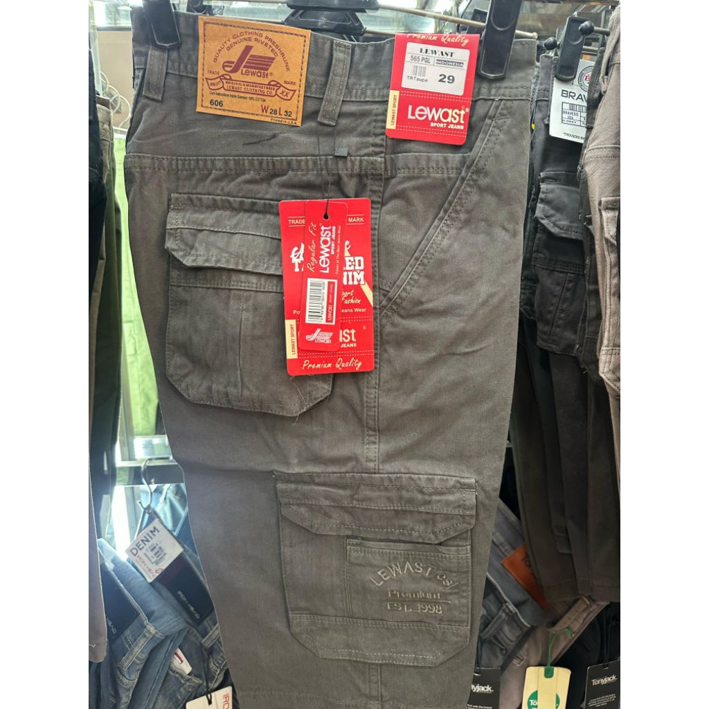 Celana Pendek Pria Lewast Cargo Premium – Banyak Saku, Nyaman & Keren Oke